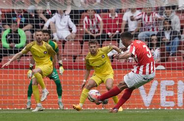 El veterano lateral izquierdo sigue siendo un plus para el equipo sportinguista. Además de su experiencia, también tiene gol. Ante el Andorra marcó con un zurdazo y siempre es el alma que anima en todos los partidos.
