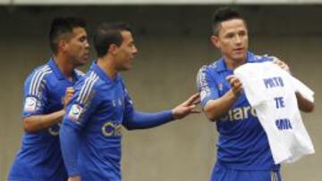 Gustavo Canales celebró con esta camiseta su gol el pasado sábado ante Audax Italiano.