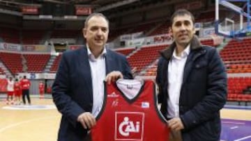 Arturo Casadevall (izquierda), posa con la camiseta del CAI.