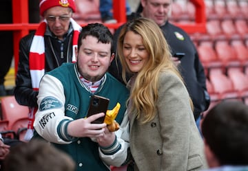 La actriz Blake Lively se toma un selfie con un aficionado antes del partido.