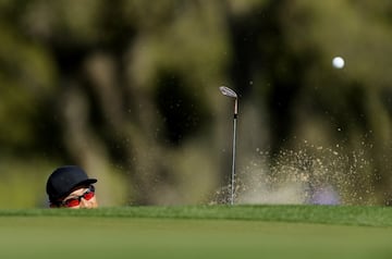 Haotong Li de China juega un tiro desde un búnker en el primer hoyo durante la segunda ronda de los Campeonatos del mundo de golf-Dell Match Play en Austin Country Club.