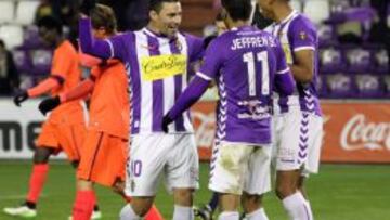 Los jugadores del Valladolid festejan uno de los siete goles que le han endosado al Barcelona B.