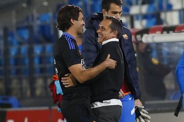 Raúl y Sergi se saludan en el partido de Valdebebas.