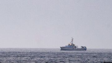 GRAFCAN9972. SANTA CRUZ DE TENERIFE (ESPAÑA), 07/06/2021.- El buque oceanográfico equipado con un sonar y un robot submarino ha localizado este lunes en la zona donde se busca a las niñas Anna y Olivia, desaparecidas hace casi seis semanas, una botella de oxígeno y una sábana bajo el mar, informaron a Efe fuentes próximas a la investigación. En la imagen, el buque "Ángeles Alvariño" fotografiado este lunes frente a la bahía del puerto de Santa Cruz de Tenerife, donde continúa la búsqueda de las niñas Anna y Olivia. EFE/Ramón de la Rocha