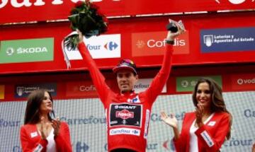 Tom Dumoulin celebra su maillot rojo en el podio.