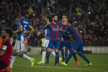 Messi marca el 2-1 de penalti. 