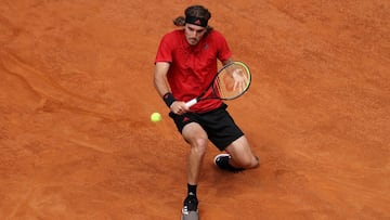 Stefanos Tsitsipas devuelve una bola durante su partido ante Novak Djokovic en el Masters 1.000 de Roma.