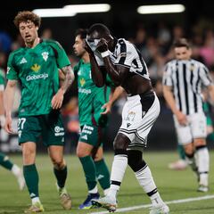 El árbitro y el VAR impiden la épica remontada del Castellón