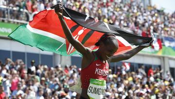 Jemima Jelagat Sumgong celebra su triunfo en la prueba de maratón en los Juegos Olímpicos de Río. La atleta keniana dio positivo por EPO en un control realizado en 2017.