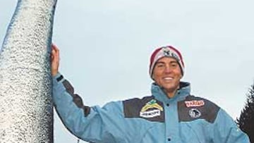 <b>CARA A CARA. </b>Meca saluda al monumento de Nessie, junto al lago.