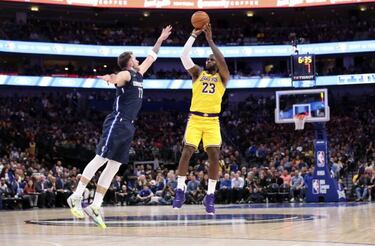 Doncic hinca la rodilla ante El Rey en un partido para los anales
