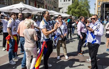 Los aficionados madridistas disfrutan de un buen día en Marienplatz, la plaza central de Múnich. 