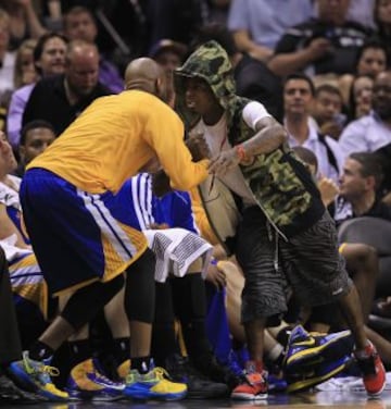 Spurs 109 - Warriors 91 (3-2). El rapero Lil Wayne saluda a Jarrett Jack de los Golden State Warriors.