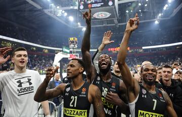 James Nunnally, Mathias Lessort y Kevin Punter celebran la victoria ante el Maccabi el pasado 18 de noviembre en un Stark Arena de Belgrado con 19.000 espectadores.