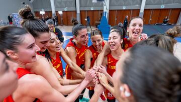 Las jugadoras de la Selecci¨®n celebran la victoria ante Islandia.
