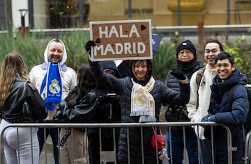 Un grupo de aficionados esperan la llegada al hotel de concentracin del autobs del Real Madrid.