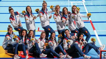 Las jugadoras, posando con su plata en Tokio 2020.