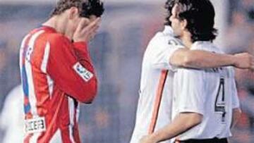 <b>SIN CRÉDITO. </b>Ayala y Moretti festajan un gol, mientras Torres no se explica lo sucedido.