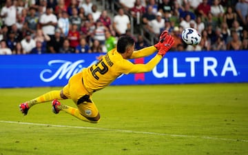 Orlando Mosquera ataja un disparo al segundo tiempo del duelo en Austin.
