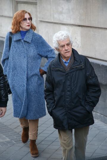 Guillermo Montesinos llega a la capilla ardiente de Carlos Saura instalada en la Academia de Cine.