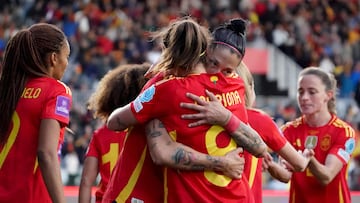 Spain's midfielder #10 Jennifer Hermoso (C) celebrates with teammates after scoring during the UEFA Women's Euro 2025 group A qualifying round day 2 football match between Spain and Czech Republic at El Plantio stadium, in Burgos on April 9, 2024. (Photo by CESAR MANSO / AFP)