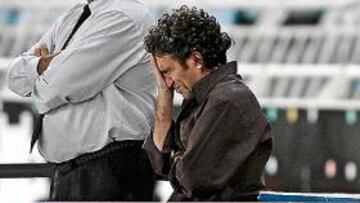 <b>DESOLADO. </b>Lillo se lamenta en la grada de Anoeta tras ser expulsado el pasado miércoles en la Copa.