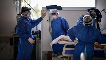 Doctors attend a patient with the novel coronavirus disease COVID-19, at the Professor Alejandro Posadas National Hospital in the municipality of El Palomar, province of Buenos Aires, on September 18, 2020. - The pandemic has killed at least 946,727 peopl