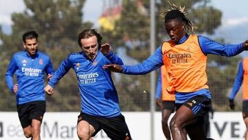 Camavinga y Modric pugnan por el balón durante un entrenamiento del Madrid.