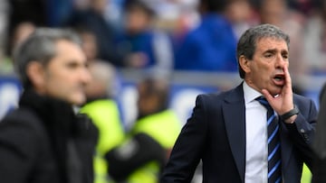 OVIEDO, 15/02/2026.- El entrenador del Oviedo, Guillermo Almada da instrucciones a sus jugadores durante el partido de la jornada 24 de LaLiga que disputan el Real Oviedo y el Athletic Club este domingo en el estadio Carlos Tartiere en Oviedo. EFE/Eloy Alonso