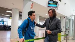 Jesús Navas y Javi Navarro, en el aeropuerto de Sevilla camino de Eindhoven.