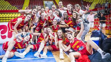 Las jugadoras de la Sub-16 celebran la medalla de bronce del Europeo.