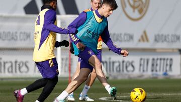 Arda Güler toca el balón, vigilado por Rodrygo y Kroos, en un ejercicio del primer entrenamiento del Real Madrid en 2024.