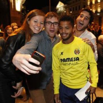 ‘SELFIE’. Varios aficionados se fotografían con Gio a su llegada anoche (22:00h.) al hotel Westin Palace.