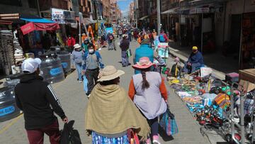 AME1563. EL ALTO (BOLIVIA), 21/05/2020.- Mujeres aimara recorren &#039;La Feria 16 de julio&#039;, este jueves, en El Alto (Bolivia). A pesar del coronavirus, en El Alto, Bolivia, se realiz&oacute; &#039;La Feria 16 de julio&#039;, un espacio comercial, s