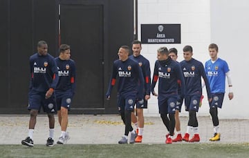 Kondogbia, en un entrenamiento con el Valencia.