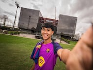 Dro posando delante de La Masia.