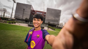 Dro posando delante de La Masia.