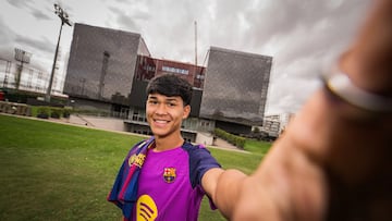 Dro posando delante de La Masia.