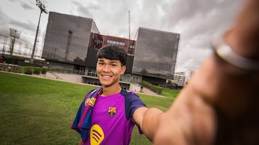 Dro posando delante de La Masia.