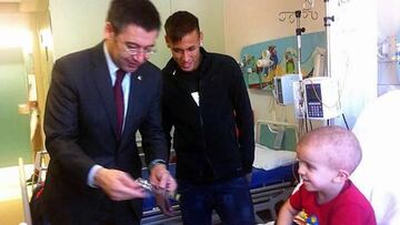 Josep María Bartomeu y Neymar visitan a un niño en el hospital.