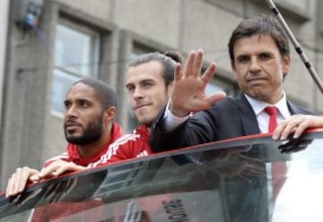 Ashley Williams, Gareth Bale y Chris Coleman.