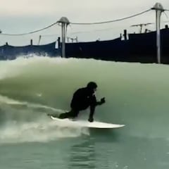 Lewis Hamilton surfea en la piscina de olas perfectas de Kelly Slater