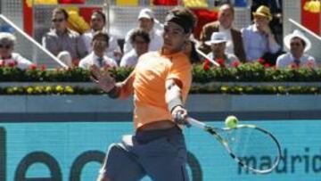 <b>DRIVE. </b>Nadal ataca la bola desde dentro de la pista.