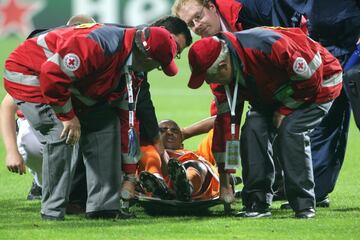 El 27 de septiembre de 2006 se disputó el Werder Bremen-Barcelona. En este partido de Champions, que finalizó 1-1, la mala noticia fue la lesión de Samuel Eto’o. El camerunés sufrió una rotura de menisco en la rodilla derecha que le tuvo en el dique seco 5 meses. Sin embargo, a pesar de la gravedad la recuperación fue muy buena y todavía tuvo tiempo en su carrera para ganar una Champions con el Barcelona y otra con el Inter de Milán. 

