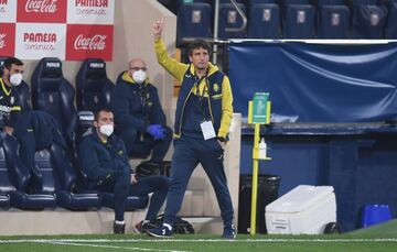 Imanol Idiakez, segundo entrenador del Villarreal, en la banda.