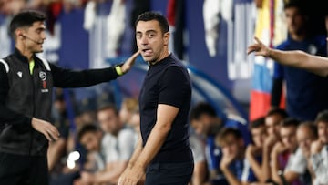 PAMPLONA, 03/09/2023.- El técnico del FC Barcelona, Xavi Hernández, durante el encuentro correspondiente a la cuarta jornada de primera división que han disputado hoy domingo frente a Osasuna en el estadio de El Sadar, en Pamplona. EFE/ jesus Diges
