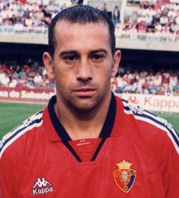 Defendi車 los colores del primer equipo del Athletic Club entre 1985 y 1987. Jug車 con el Osasuna en dos etapas diferentes: desde 1987 hasta 1989 y entre 1994 y 1996.