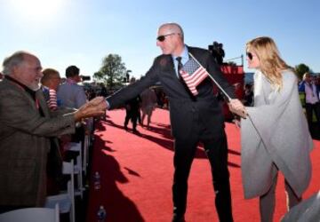 El vicecapitán de Estados unidos, Jim Furyk y su mujer.