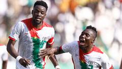 Bertrand Traoré, con el 10, celebra el gol de Burkina Faso.