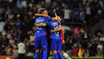 MEX549. CIUDAD DE MÉXICO (MÉXICO), 02/03/2024.- Jugadores de Cruz Azul celebran un gol anotado al Guadalajara este sábado, durante un juego por la décima jornada de la Liga MX del fútbol mexicano, celebrado en el estadio Azteca de la Ciudad de México (México). EFE/Víctor Cruz
